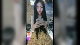 多人白嫩碎花裙妹妹到KTV很嗨 被酒瓶插蜜穴3P猛操